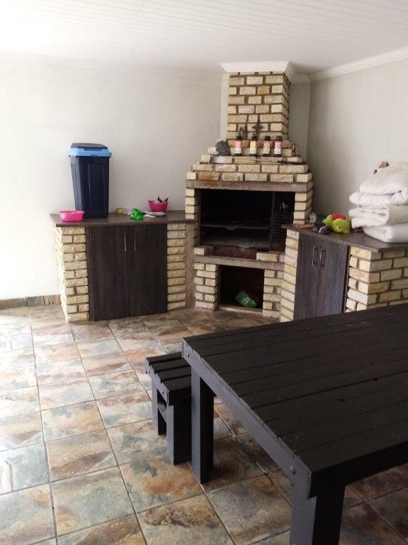 5 Bedroom Property for Sale in Ladybrand Free State